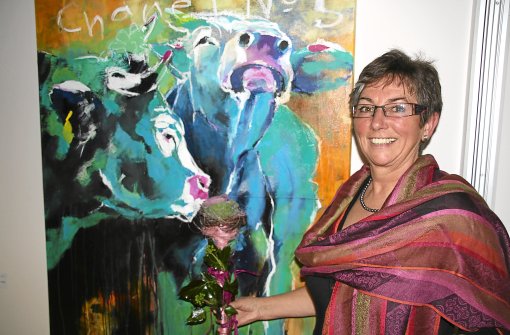Malerin Christine Huber mit einem ihrer Kuhbilder